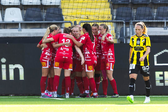 Örebros Heidi Kollanen jublar med lagkamrater