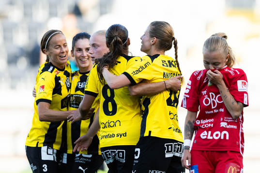 Häckens Anna Anvegård jublar med lagkamrater