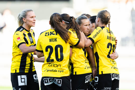Häckens Anna Anvegård jublar med lagkamrater