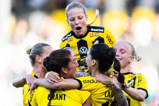 Häckens Clarissa Larisey jublar