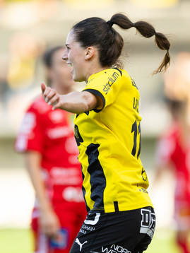 Häckens Clarissa Larisey jublar