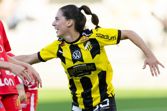 Häckens Clarissa Larisey jublar