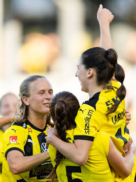 Häckens Clarissa Larisey jublar med lagkamrater