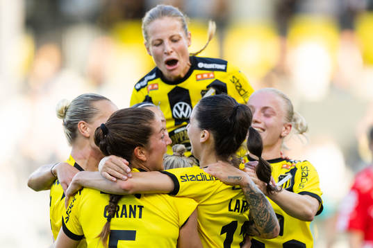 Häckens Clarissa Larisey jublar med lagkamrater