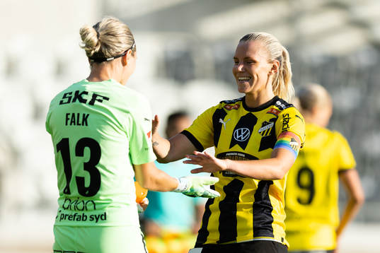 Häckens målvakt Jennifer Falk och Josefine Rybrink jublar