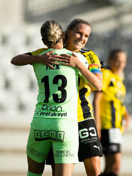Häckens målvakt Jennifer Falk och Josefine Rybrink jublar