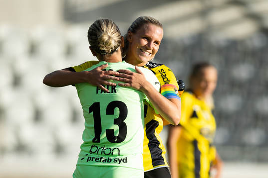 Häckens målvakt Jennifer Falk och Josefine Rybrink jublar