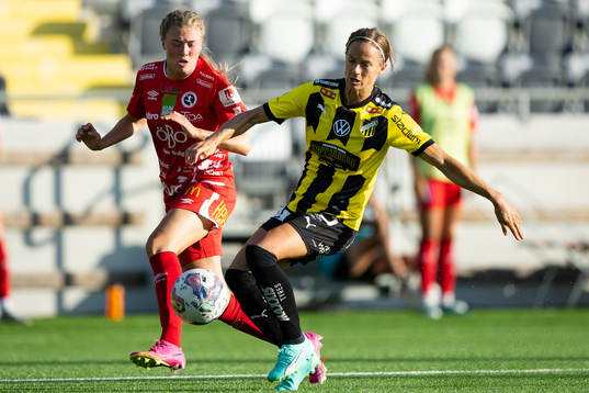 Örebros Ida Björnberg och Häckens Aivi Luik