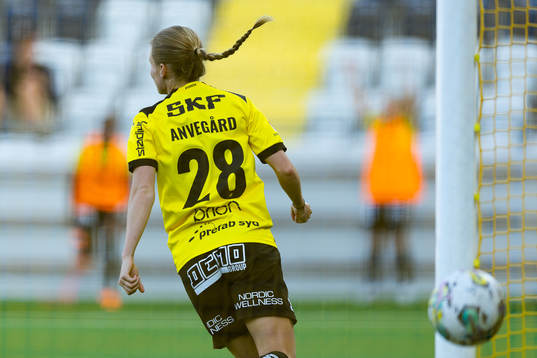 Häckens Anna Anvegård jublar