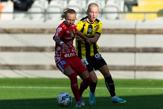 Örebros Nathalie Hoff Persson och Häckens Anna Sandberg
