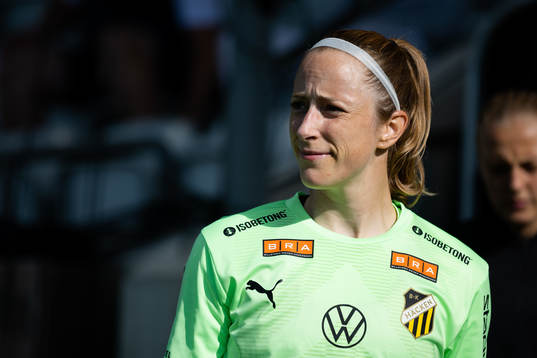 Häckens målvakt Loes Geurts innan fotbollsmatchen i