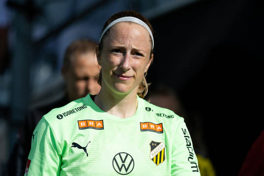 Häckens målvakt Loes Geurts innan fotbollsmatchen i