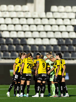 Häcken samlade innan andra halvleken av fotbollsmatchen i