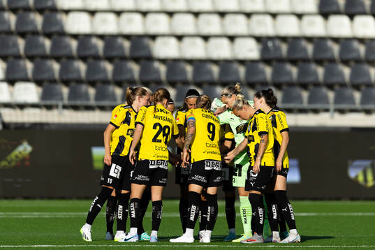 Häcken samlade innan andra halvleken av fotbollsmatchen i