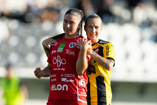Örebros Maja Bodin deppar och klappas om av Häckens