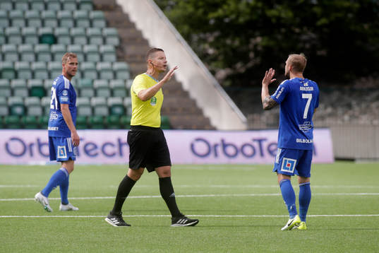 Domare Martin Strömbergsson och GIF Sundsvalls Erik