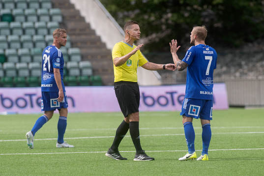 Domare Martin Strömbergsson och GIF Sundsvalls Erik