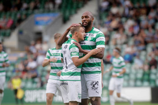 Västerås SKs Jabir Abdihakim Ali och Simon Gefvert jublar