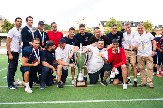Stockholm Mean Machines spelare jublar