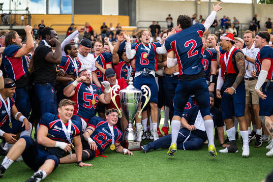 Stockholm Mean Machines spelare jublar