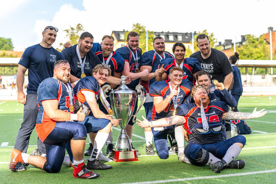 Stockholm Mean Machines spelare jublar