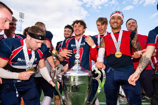 Stockholm Mean Machines spelare jublar