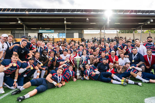 Stockholm Mean Machines spelare jublar