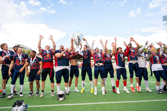 Stockholm Mean Machines spelare jublar