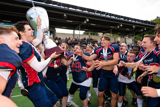 Stockholm Mean Machines spelare jublar