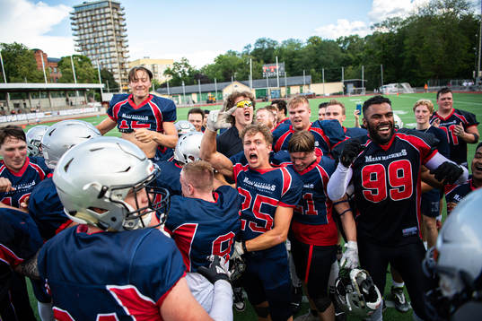Stockholm Mean Machines spelare jublar