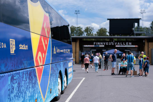 Djurgårdens spelarbuss utanför Finnvedsvallen före