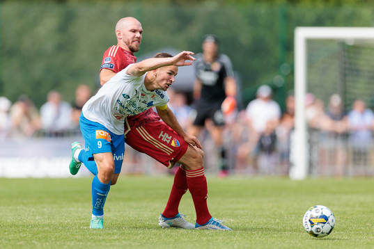 Djurgårdens Marcus Danielson och Värnamos Oscar Johansson