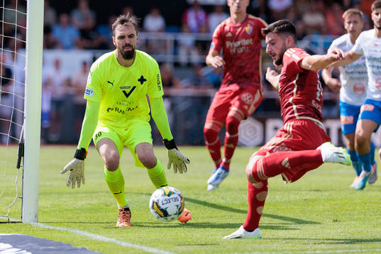 Värnamos målvakt Pilip Vaitsiakhovich och Djurgårdens