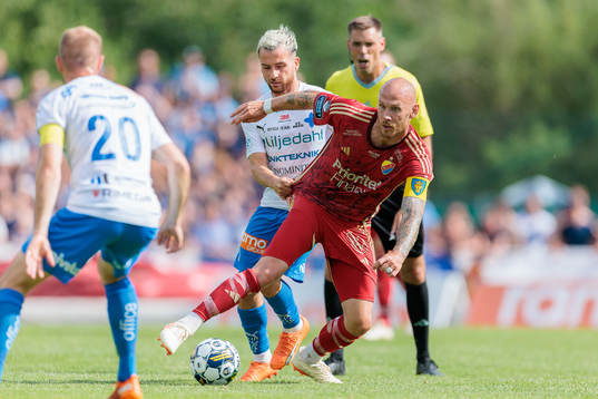 Värnamos Marco Bustos och Djurgårdens Magnus Eriksson