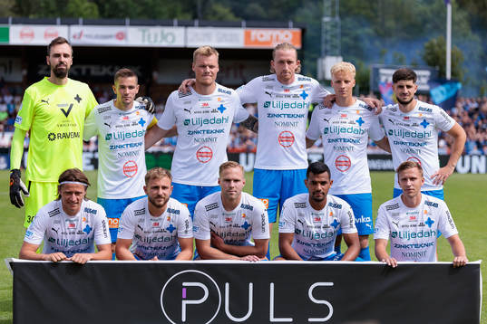 Värnamos startelva bakre raden från vänster. målvakt