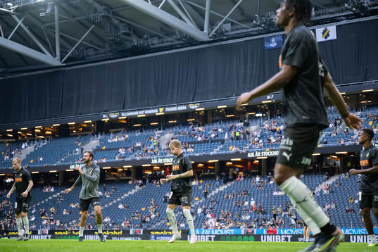Häckens Samuel Gustafson värmer upp