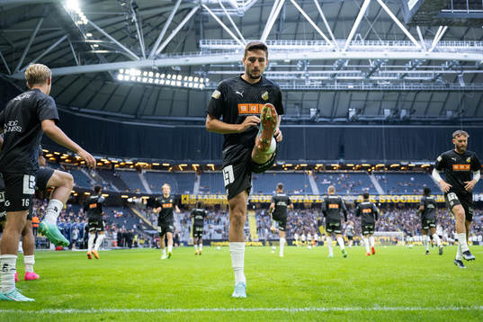 Häckens Filip Trpcevski värmer upp