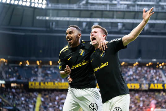 AIKs Bilal Hussein och Mads Døhr Thychosen jublar
