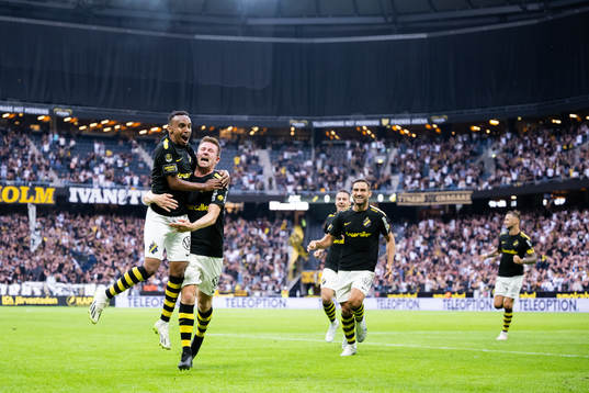 AIKs Mads Døhr Thychosen och Bilal Hussein jublar