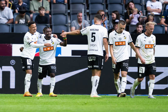 Häckens Ibrahim Sadiq jublar med lagkamrater