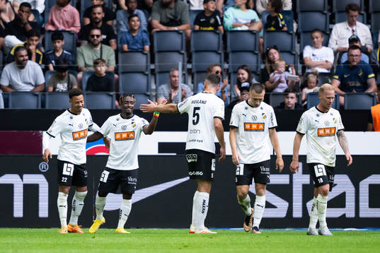 Häckens Ibrahim Sadiq jublar med lagkamrater