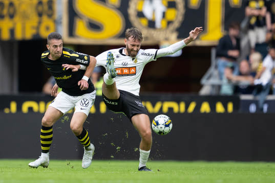 AIKs Dino Besirovic och Häckens Simon Sandberg