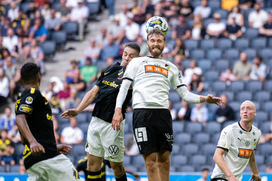 AIKs Dino Besirovic och Häckens Simon Sandberg