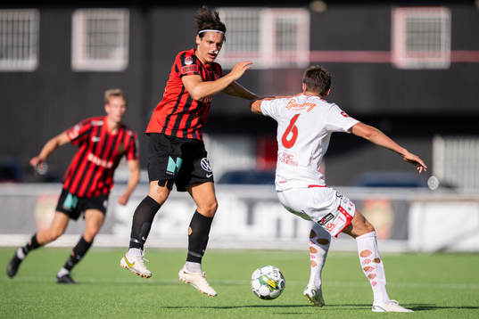 Brommapojkarnas Kevin Ackermann och Degerfors  Oscar Wallin