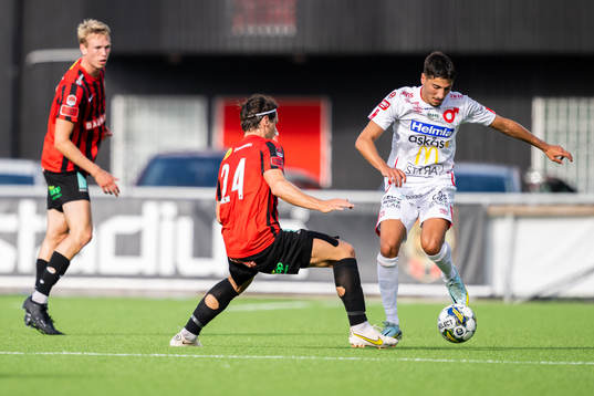 Brommapojkarnas Kevin Ackermann och Degerfors Peter Gwargis