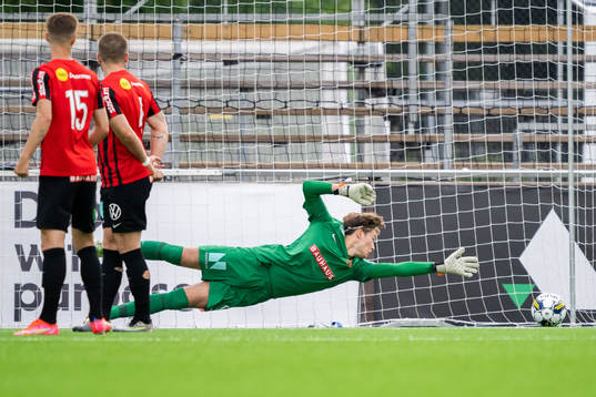 Brommapojkarnas målvakt Filip Sidklev