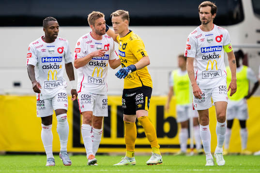 Degerfors Johan Mårtensson jublar med lagkamrater