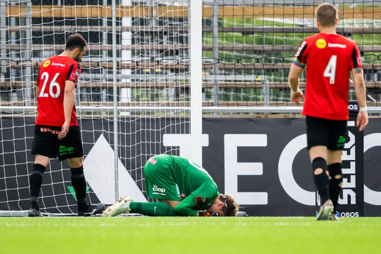 Brommapojkarnas målvakt Filip Sidklev deppar