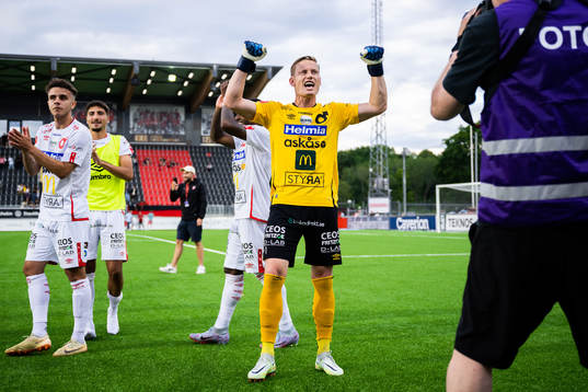 Degerfors målvakt Sondre Lovseth Rossbach jublar
