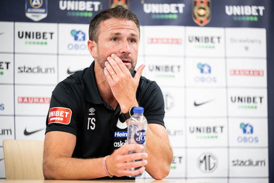 Degerfors tränare Tobias Solberg på presskonferensen